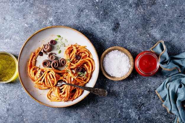 Pasta italiana classica di spaghetti all&#39;acciuga