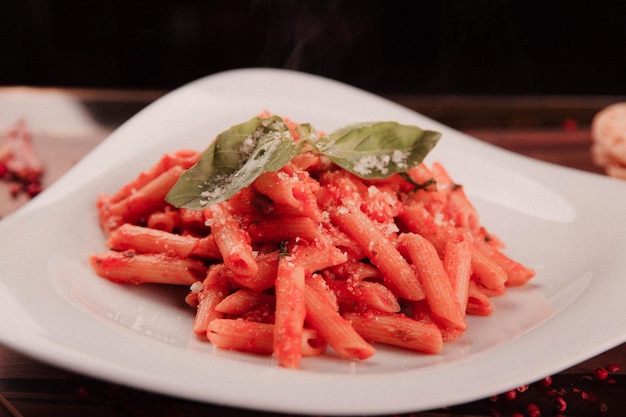 Pasta italiana classica saporita e appetitosa con una salsa deliziosa