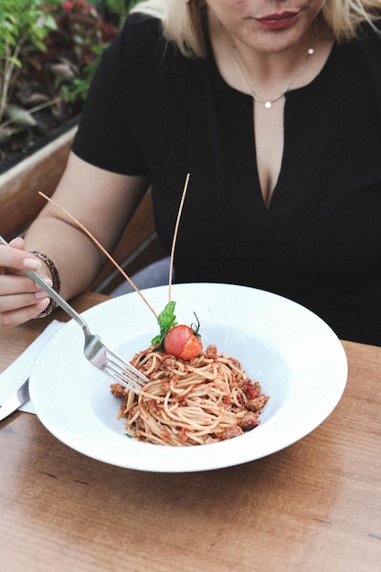 Pasta italiana classica saporita e appetitosa con una salsa deliziosa