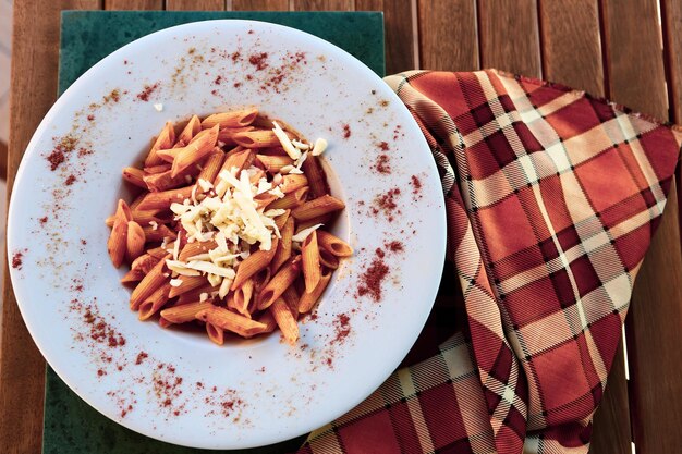 Pasta italiana classica saporita e appetitosa con una salsa deliziosa