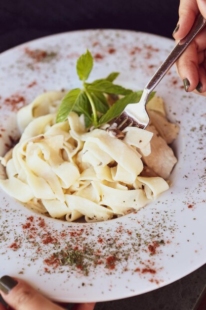 Pasta italiana classica saporita e appetitosa con una salsa deliziosa