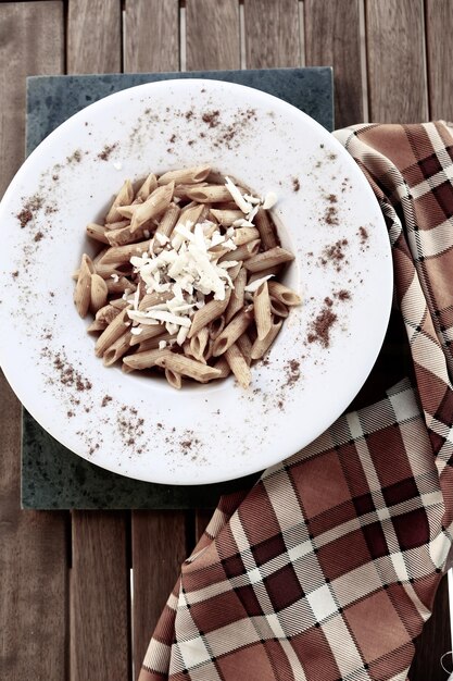 Pasta italiana classica saporita e appetitosa con una salsa deliziosa