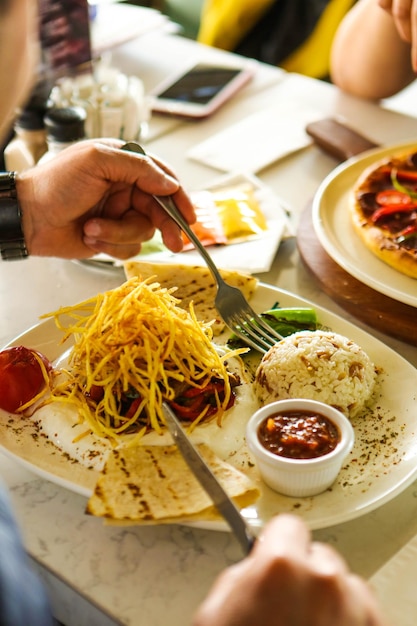 Pasta italiana classica saporita e appetitosa con una salsa deliziosa