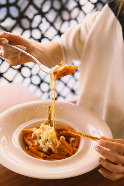 Pasta italiana classica saporita e appetitosa con una salsa deliziosa