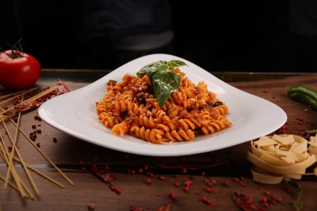 Pasta italiana classica saporita e appetitosa con una salsa deliziosa