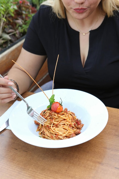 Pasta italiana classica saporita e appetitosa con una salsa deliziosa