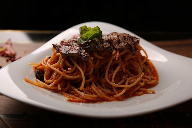 Pasta italiana classica saporita e appetitosa con una salsa deliziosa