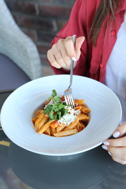 Pasta italiana classica saporita e appetitosa con una salsa deliziosa.