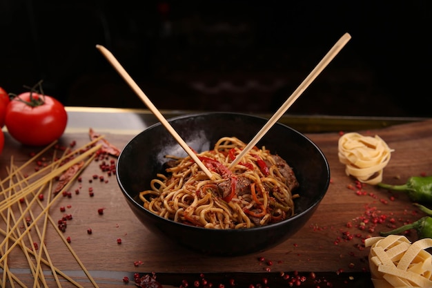 Pasta italiana classica saporita e appetitosa con una salsa deliziosa.