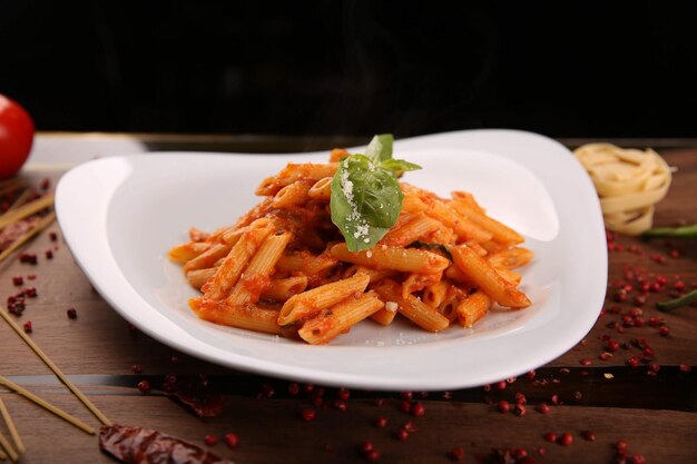 Pasta italiana classica saporita e appetitosa con una salsa deliziosa.