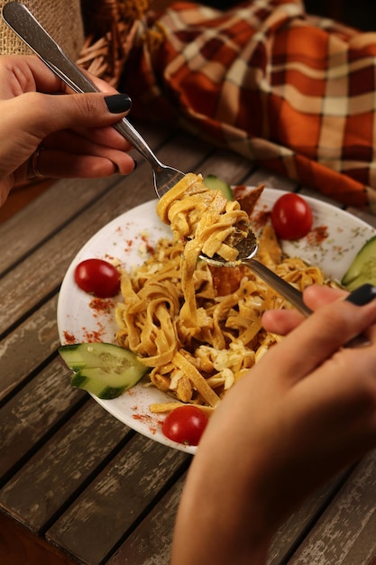 Pasta italiana classica saporita e appetitosa con una salsa deliziosa