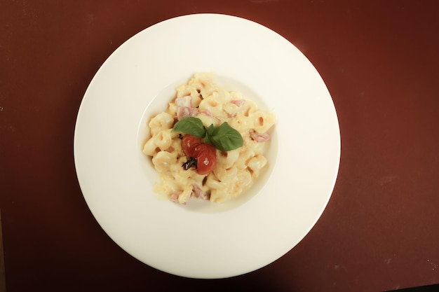 Pasta italiana classica saporita e appetitosa con una salsa deliziosa.