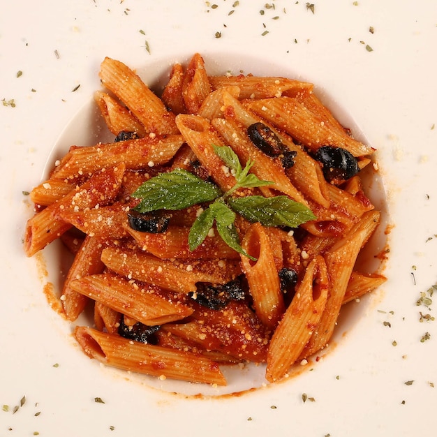 Pasta italiana classica saporita e appetitosa con una salsa deliziosa.