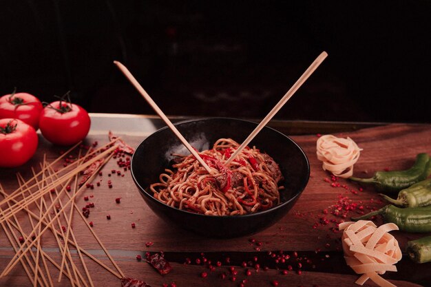 Pasta italiana classica saporita e appetitosa con una salsa deliziosa