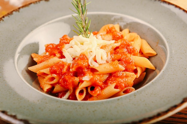 Pasta italiana classica saporita e appetitosa con una salsa deliziosa