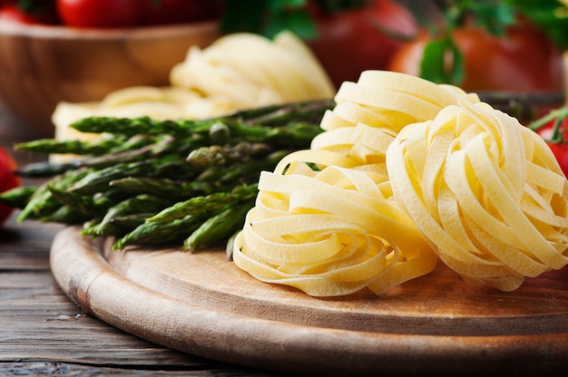 Pasta italiana con asparagi crudi