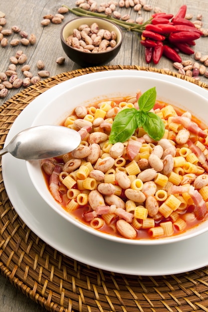 Pasta italiana con fagioli