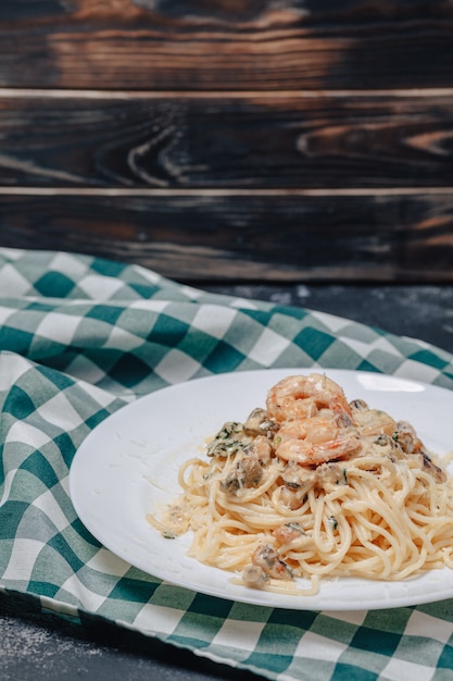 Pasta italiana con frutti di mare e gamberoni, spaghetti al sugo