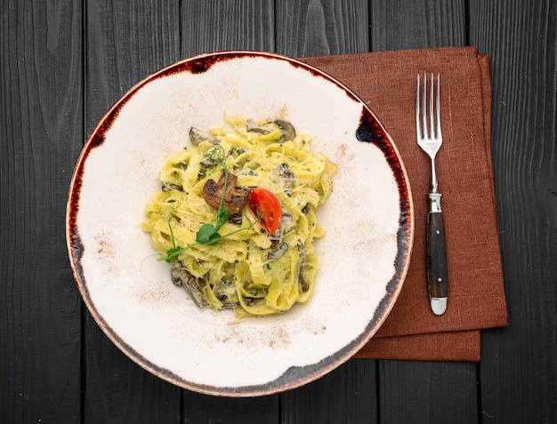 Pasta italiana con frutti di mare e salsa in un ristorante