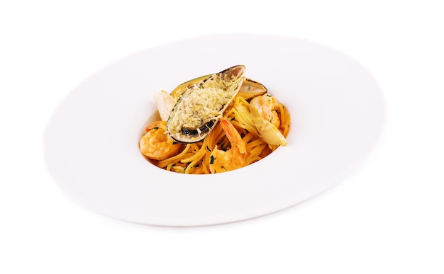 Pasta italiana con frutti di mare isolata on white