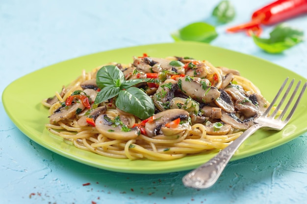 Pasta italiana con funghi