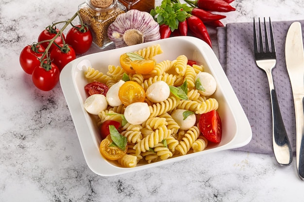 Pasta italiana con mozzarella e pomodoro