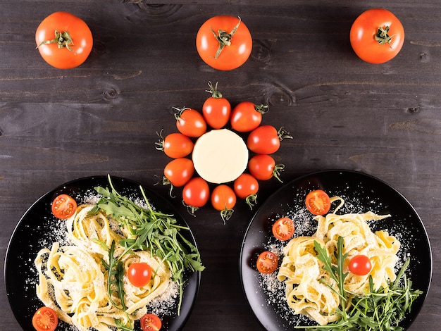 Pasta italiana con parmigiano su tavola di legno