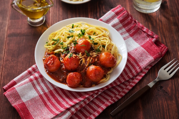 Pasta italiana con pomodorini e olio d&#39;oliva