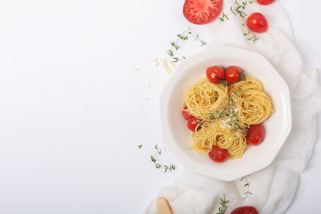 Pasta italiana con pomodorini fritti e timo