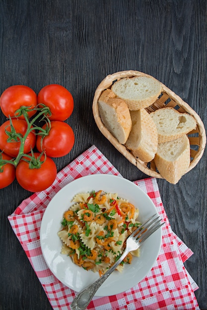 Pasta italiana con salsa con i gamberi sulla zolla, vista superiore.