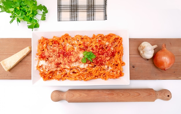 Pasta italiana con salsa di pomodoro e parmigiano grattugiato