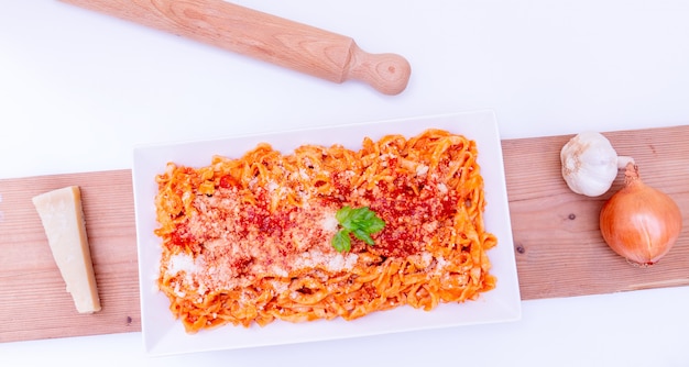Pasta italiana con salsa di pomodoro e parmigiano grattugiato