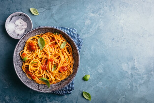 Pasta italiana con salsa di pomodoro in una ciotola