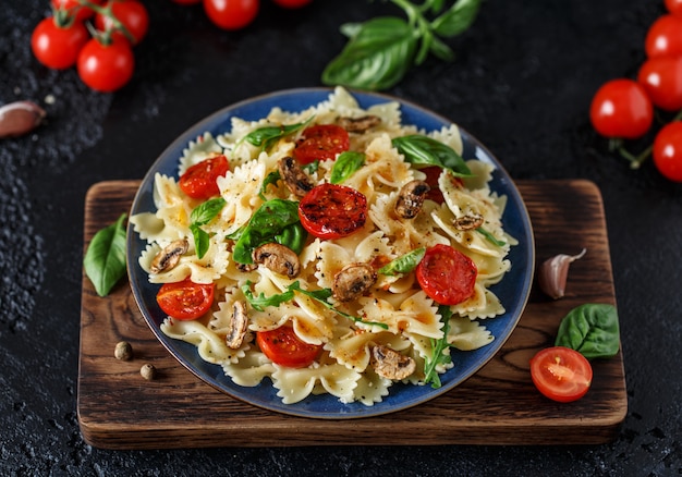 Pasta italiana con salsa, pomodorini, basilico e parmigiano. Delizioso piatto di pasta