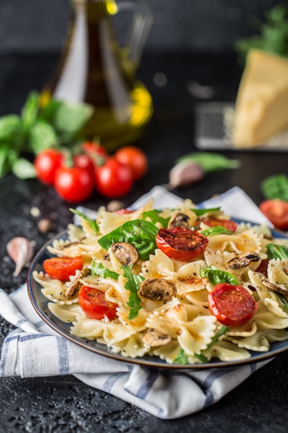 Pasta italiana con salsa, pomodorini, basilico e parmigiano