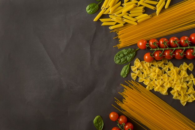 Pasta italiana con spinaci pomodorini e formaggio piatto lay