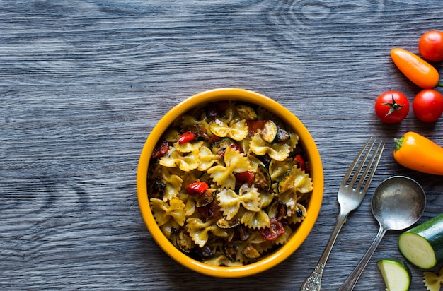 Pasta italiana con verdure