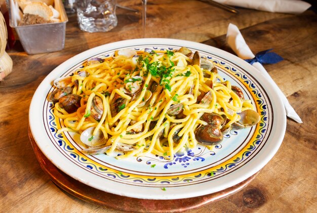 Pasta italiana con vongole veraci su piatto grande