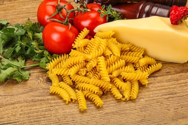 Pasta italiana cruda Girandole per la cottura