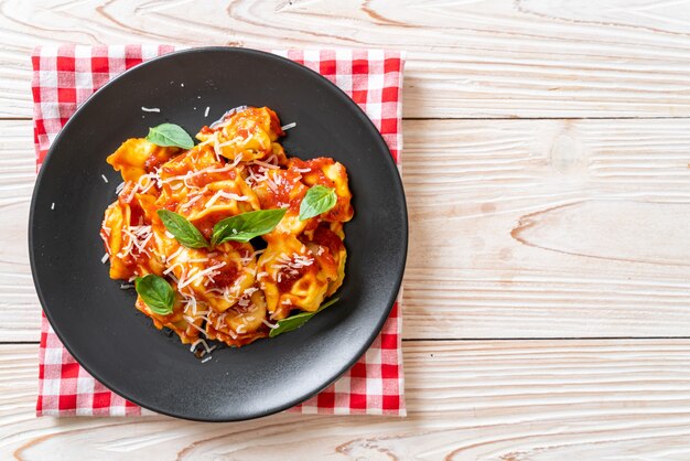 Pasta italiana dei tortellini con salsa di pomodoro - stile alimentare italiano