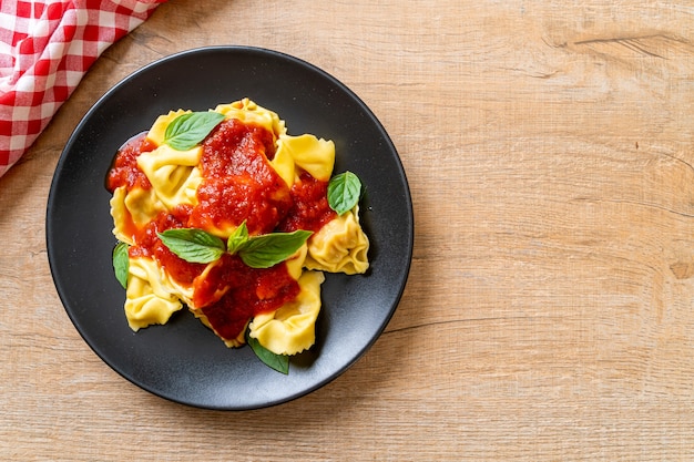 Pasta italiana dei tortellini con salsa di pomodoro - stile alimentare italiano