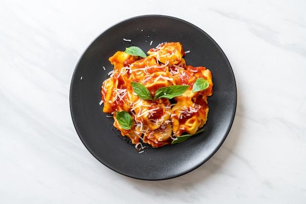 Pasta italiana dei tortellini con salsa di pomodoro - stile alimentare italiano