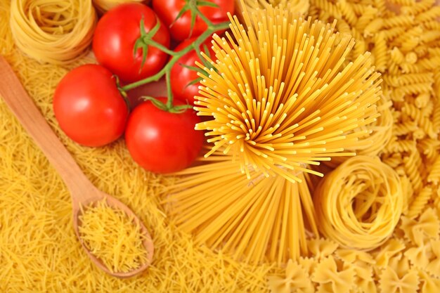 Pasta italiana e ramo di pomodori maturi