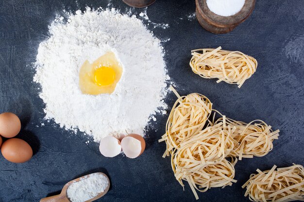 Pasta italiana fatta in casa chiamata fettuccine