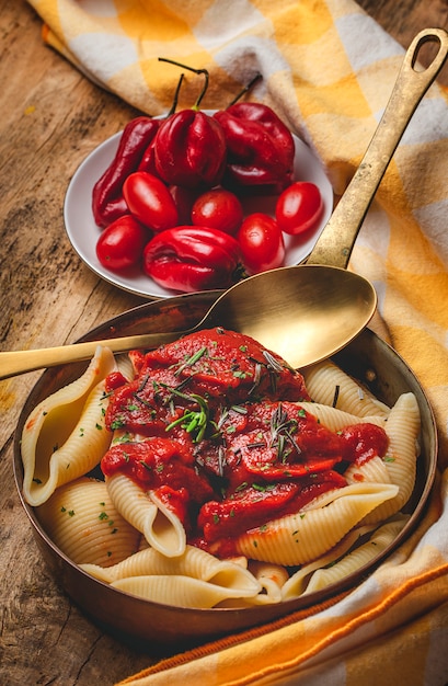 Pasta italiana fatta in casa con salsa di pomodoro