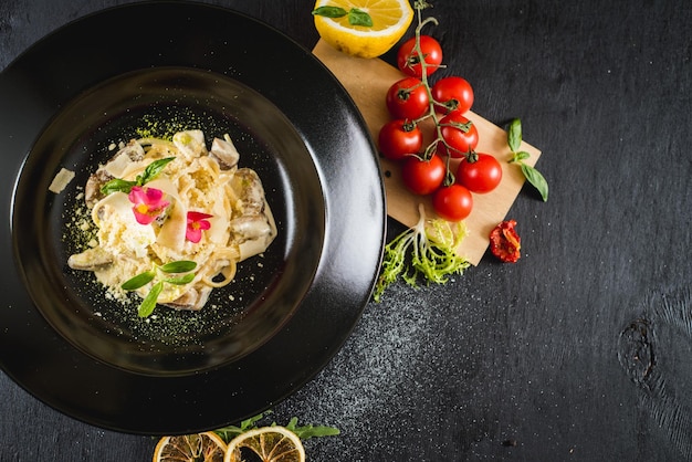 Pasta italiana saporita su fondo nero