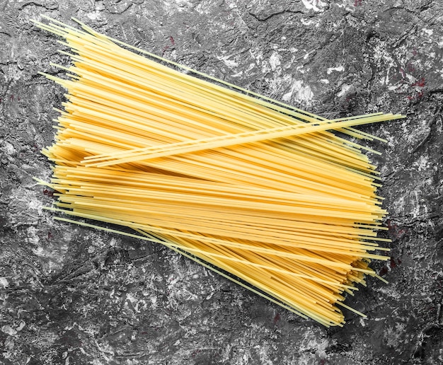 Pasta italiana su sfondo grigio cemento