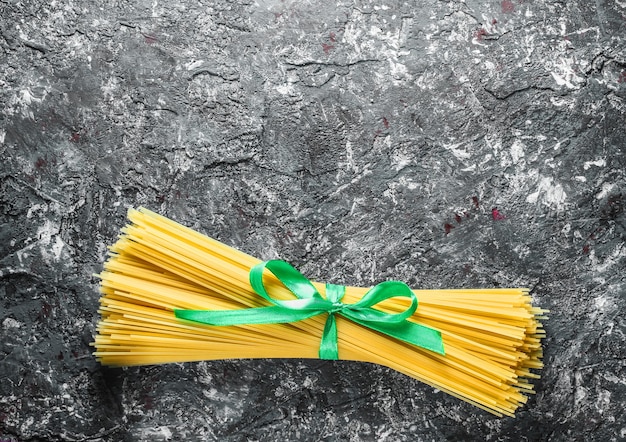 Pasta italiana su sfondo grigio cemento