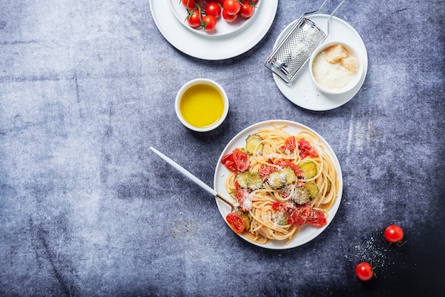 Pasta italiana tradizionale con pomodoro, zucchine e parmigiano