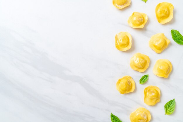 Pasta italiana tradizionale dei ravioli - stile dell'alimento italiano